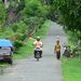 Béke, nyugalom: átlagos forgalom egy féreeső balinéz falu főutcáján 