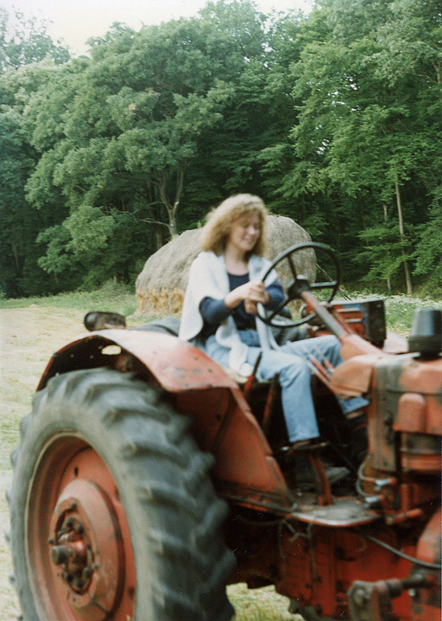 Mezőgazasági kiállítás Luxemburgban, a szabad fél napunkon. Nyeregben Kriszta barátnőm, én a jobb oldalon, a traktor egy akkor hetvenéves Hart-Parr. Van egy pont ilyen itthon is