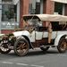 Az 1909-es Benz, mint egy ódon, üvöltő szörnyeteg, úgy száguldozott fel-alá