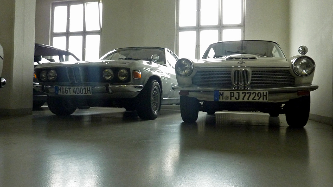 A BMW 1966-ban vette meg a dingolfingi Glas műveket, amely ekkortájt főleg sportkocsik gyártásával foglalkozott. Egy kisebb sorozat még készült az autóikból BMW jelzéssel.
