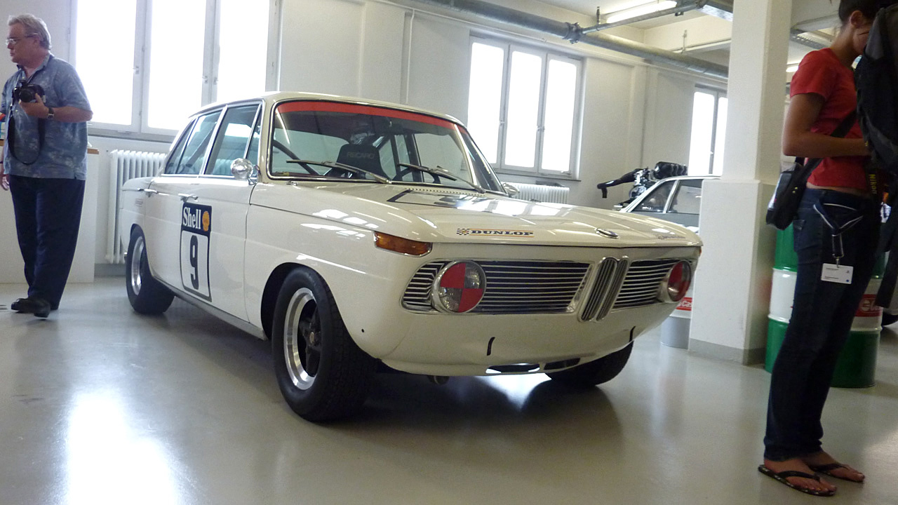 A BMW 1966-ban vette meg a dingolfingi Glas műveket, amely ekkortájt főleg sportkocsik gyártásával foglalkozott. Egy kisebb sorozat még készült az autóikból BMW jelzéssel.
