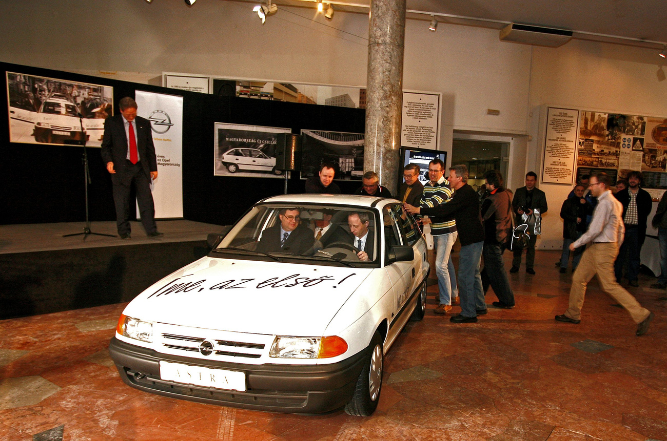Egy kis történelem, jobbról balra: Katona András, a múzeum akkori igazgatója, Ernst A.
Hofmann, az Opel Hungary akkori vezérigazgatója és egy húsz évvel fiatalabb Dános András.
A háttérben Boros Jenő áll – mint mindig - exponálásra készen