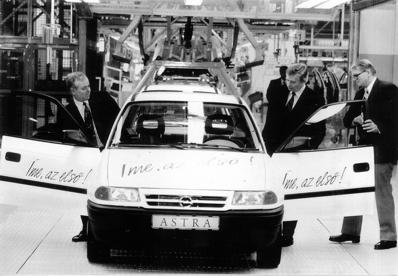 Egy kis történelem, jobbról balra: Katona András, a múzeum akkori igazgatója, Ernst A.
Hofmann, az Opel Hungary akkori vezérigazgatója és egy húsz évvel fiatalabb Dános András.
A háttérben Boros Jenő áll – mint mindig - exponálásra készen