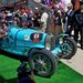 A húszas-harmincas évek legnépszerűbb versenykocsijából egy tipikus színű példány, már (gyári) alufelnikkel: Bugatti Type 35, 1925-ből. Motorja kétliteres