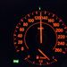 Valamelyik BMW-nél vettem észre ezt a furcsaságot. A mutató az óra szerinti 130-at mutatja, a tempomat ellenben a valós sebességet - amit a GPS is - 127 km/órát