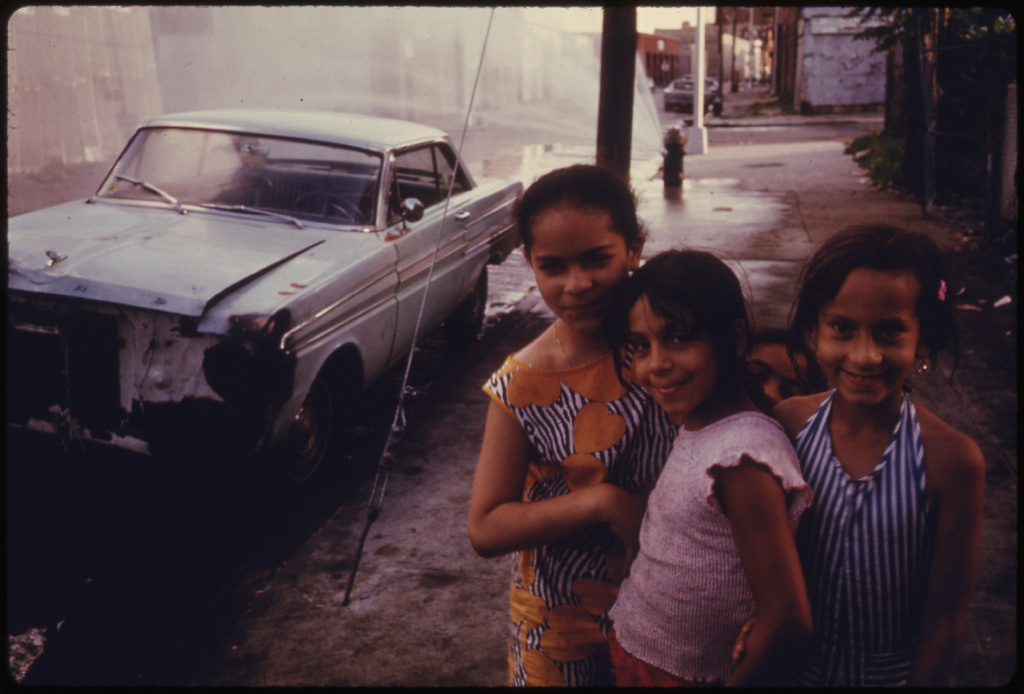 Gyerekek ronccsal, tűzcsappal, 1974-ben