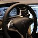 A Tesla igazi geek autó, két LCD kijelzővel bír, a nagyobbik érintőképernyős.
