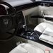 A VW Phaeton V6 TDI 4Motion elődjéhez képest takarékosabb, ránézésre is kényelmesebb, az ígéretek szerint pedig még fürgébb is. Belső kialakítása luxust sugárzott, s mivel végig zárva tartották a kiállított modellt, ez az érzés a megközelíthetetlenség miatt tovább fokozódott.