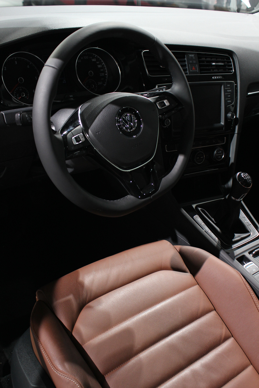 A harmadik generációs BMW X5-ös tekintélyt sugárzó orra igazán szép zárást adott a látványban, újdonságokban, innovációban és tömegben meglehetősen gazdag shownak.