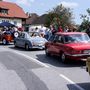 Fura csapat a weissenkircheni felfutó startjánál: régi Suzuki LJ, egy 1990-es Nissan Figaro, utána a lassan ötven éves Mazda Luce, majd egy korai Corolla okkersárga orra