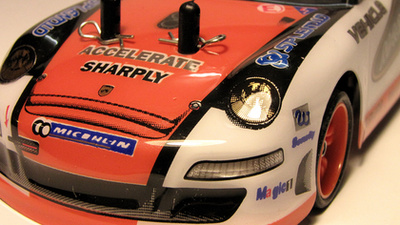 A Porsche kb két milliméterrel rövidebb tengelytávot kapott, a BMW-nek viszont keskenyebb a hátsó kereke