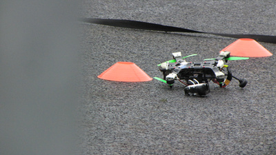 Gyűlnek szépen. A képen három talajt fogott drónt láthatunk. Azért csak hármat, mert ebben a fordulóban ennyien indultak. A szél nem könnyíti meg az adrenalinzubogástól szenvedő pilóták életét