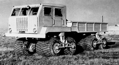 Öttonnás NAMI-094. A YaMZ-238-as dízelmotorból 14,6 és 24,7 liter közötti lökettérforgatú változatok készültek. A leggyengébb 240, a legerősebb 450 lóerős volt (1963)