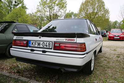 Az Audi 5000 CS Turbo Quattro csak a jenki piacra készült. És mekkora szerencse, hogy jó széles autó, így csak kicsit lett zsúfolt a csomagtartó a feliratoktól. Igen, ez így gyári