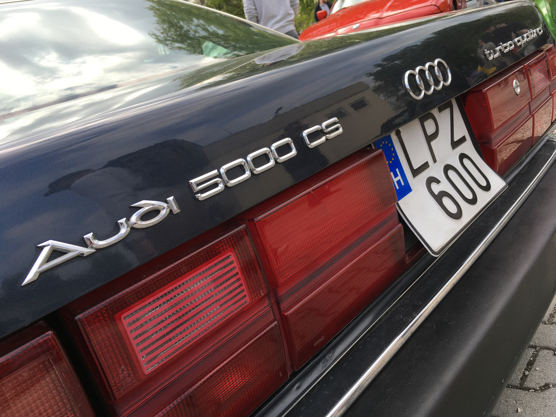 Az Audi 5000 CS Turbo Quattro csak a jenki piacra készült. És mekkora szerencse, hogy jó széles autó, így csak kicsit lett zsúfolt a csomagtartó a feliratoktól. Igen, ez így gyári