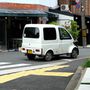 Ez a kiotói Midget II kifejezetten öreg autónak számít Japánban - a típust 1996-tól 2002-ig gyártották, tehát amit látunk, minimum tizenöt éves