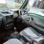 Belül a szokásos, farmotoros japán minivan-kinézet