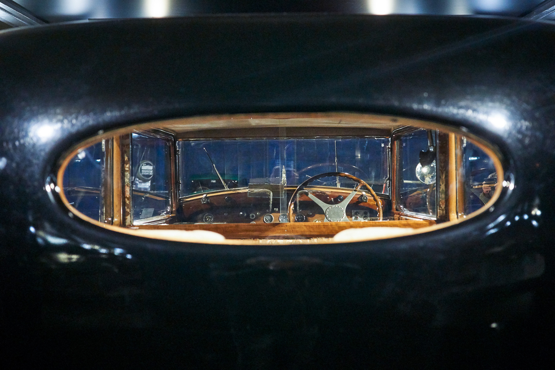 Az Esders Royale replika műszerfala, elefántcsont kapcsolókkal. Mert van pénz lóvéra