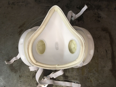 Az egyszerű, sík anyagból készült maszkot hívják angolul maszknak, a formázott, komolyabb tudású maszkot pedig respiratornak