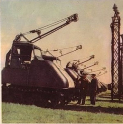 Egy újabb propagandafotó, amelyen egy nagyobb adag KhTZ-12-est adnak át épp
