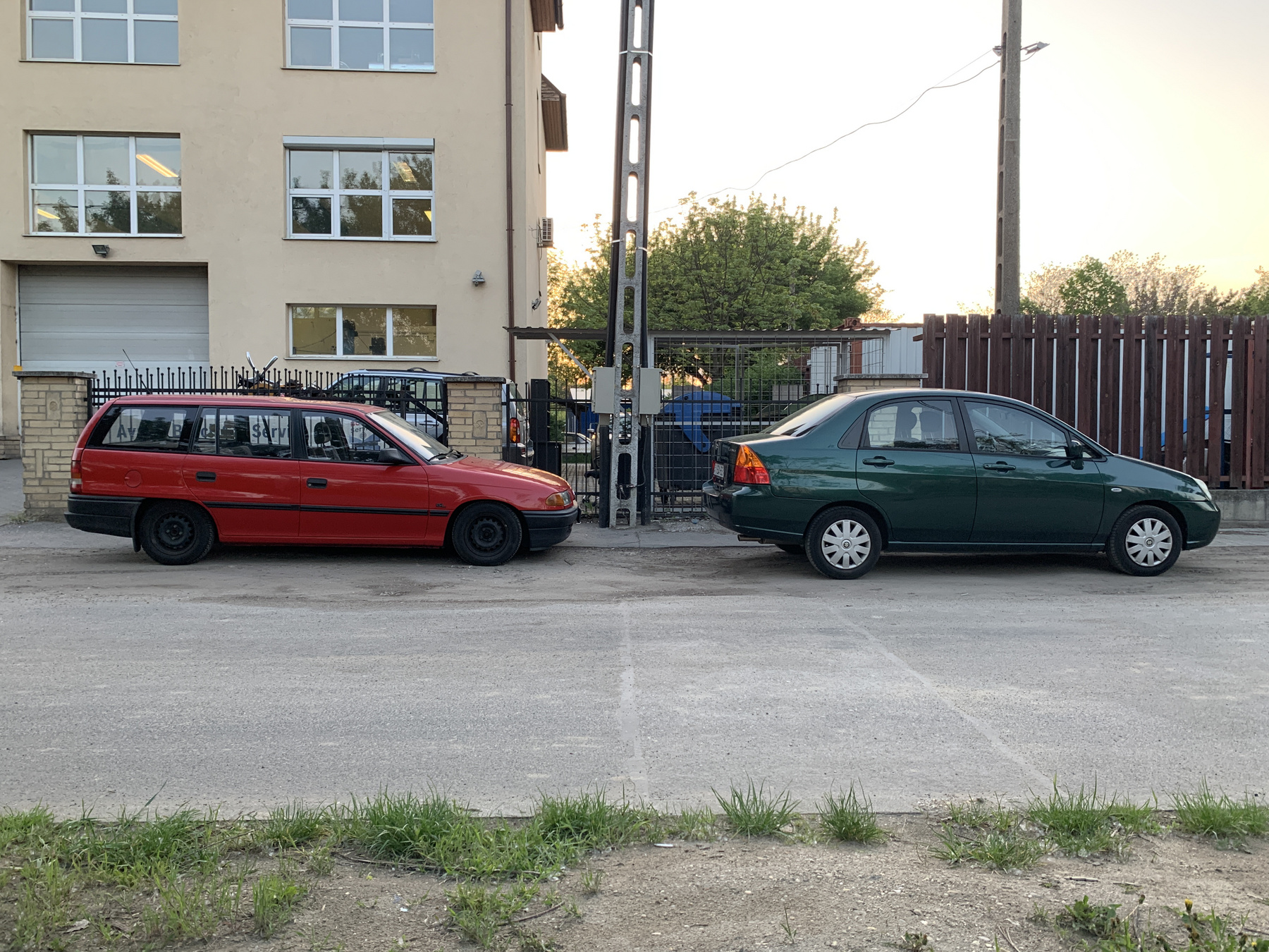 Kollégákkal a garázsban: Nyegli Berlingója és Ákos VFR-je őrzik épp