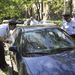 Rendőrök vizsgálják az egyik autóvadász által megtalált lopott autót a X. kerületi Pongrácz úton 