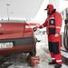 Magyar autót tankolnak egy asztélyi benzinkúton