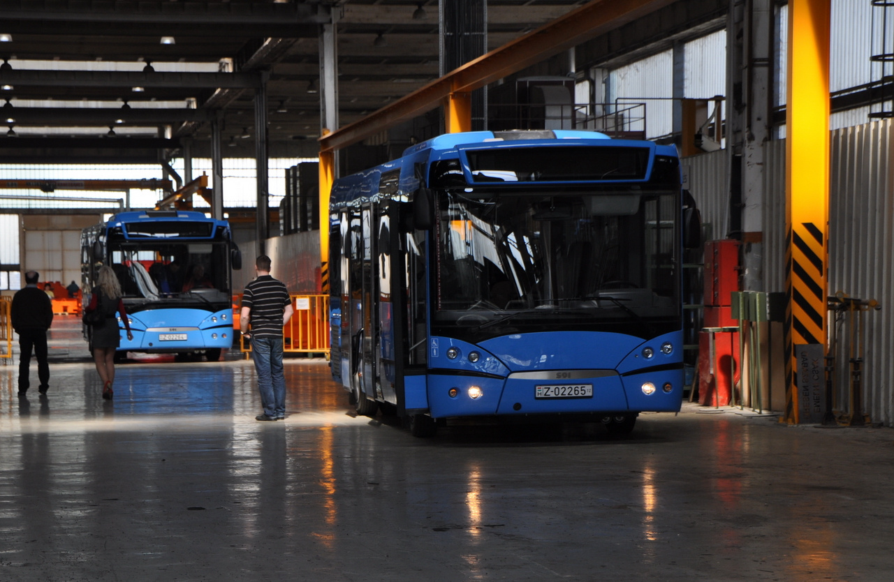 Útban a norvégiai Drammen felé a buszok elhagyják a Rábát.
