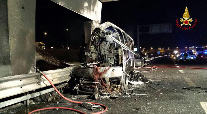 Valószínűleg ez a busz szenvedett balesetet Olaszországban. Jól látszik a tankolónyílás fedele az első ajtó és az első tengely között