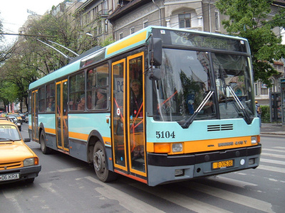 A trolibuszokat lecserélik. Az RATB 1997 és 2002 között 200 darab Ikarus 415T-t vásárolt. Két éven belül az összes magyar trolit kidobnák