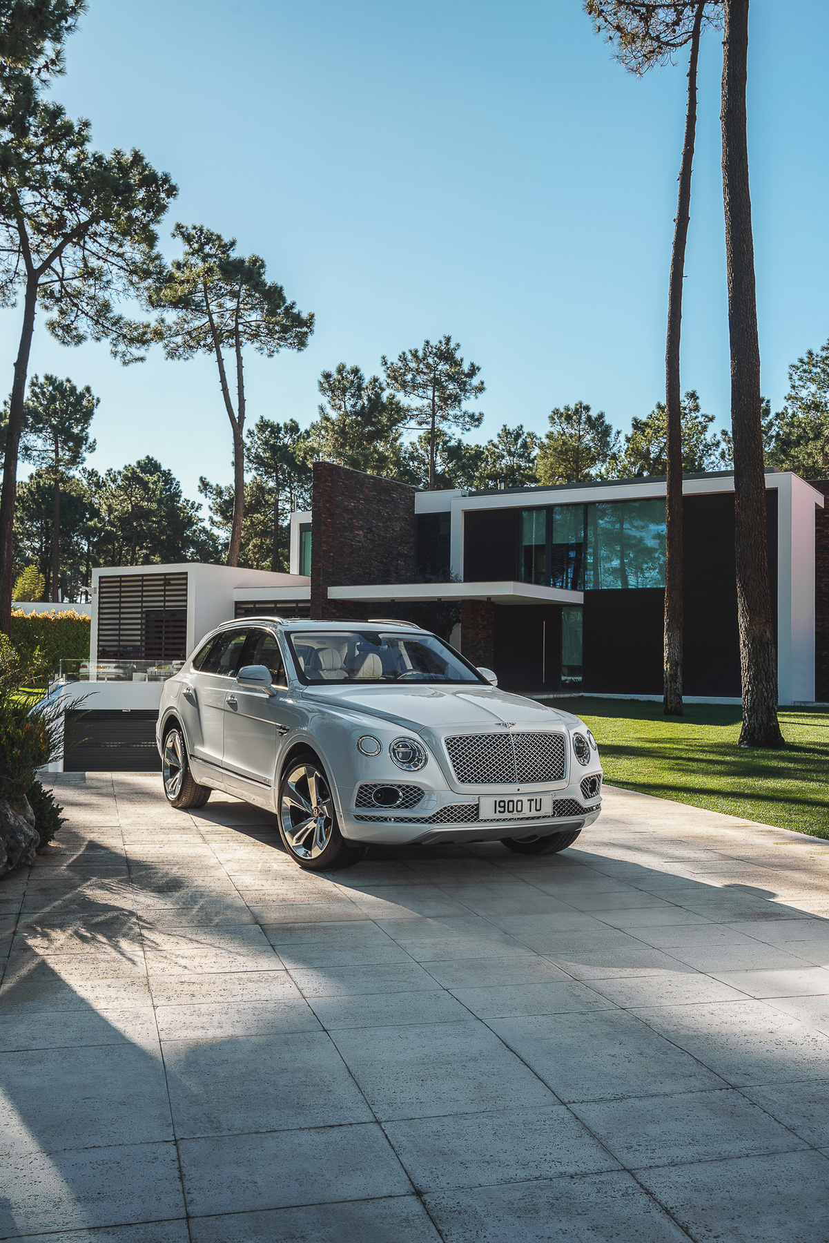 Philippe Starck és az általa rajzolt Bentley gyorstöltő