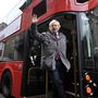 Boris Johnson a róla elnevezett busz hátsóperonján kampányol