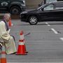 Brian Mahoney katolikus pap az egyik autóban ülõ hívõ gyónását hallgatja a koronavírus-járvány miatt bezárt Szent Mária-templom parkolójában a Massachusetts állambeli Chelmsfordban 2020. április 1-jén. A hívõknek szerdánként 16 óra és 18 óra között biztosítanak lehetõséget a gyónásra.
 