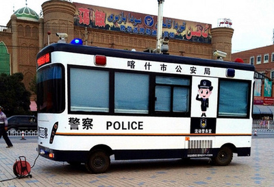 Rengeteg van Kínában a fura kis rendőrbuszból