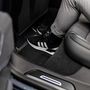 Az Audinál láb-garázsnak hívják a kis helyet, ahol a hátsó utasok lába nyugszik.
