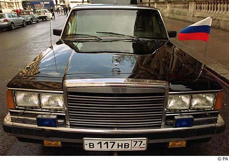 Vlagyimir Putyin: bár külföldre általában páncélozott Mercedesét viszi, otthon szívesen furikázik Ziljén, ami 7,7 literes, V8-as motorral szerelt