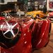 A makulátlan Alfa két olyan roadsterre néz, amelyek állatiak ugyan, de a színük rettenetes és abszolút korhűtlen. A Triumph a jobbik a hetvenes évekbeli sárgával, de a Mercedes 190 SL kilencvenes éveket idéző metálpinkje vérciki