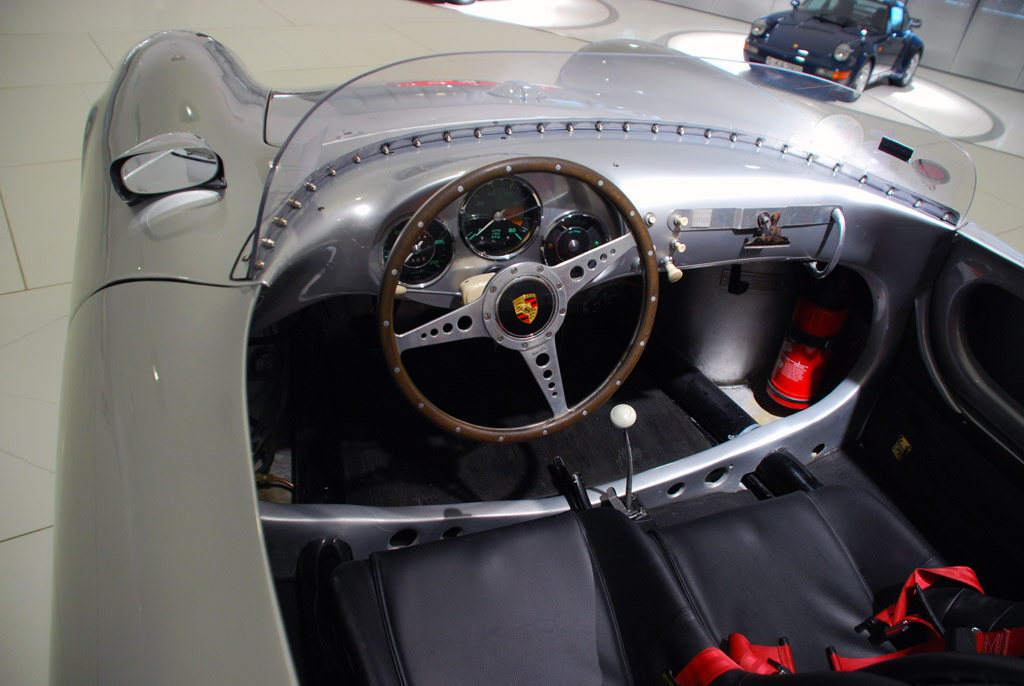 A csúcs-356-os, a hengersoronként két vezértengelyes, két ikerkarbis Carrera 175 lóerővel