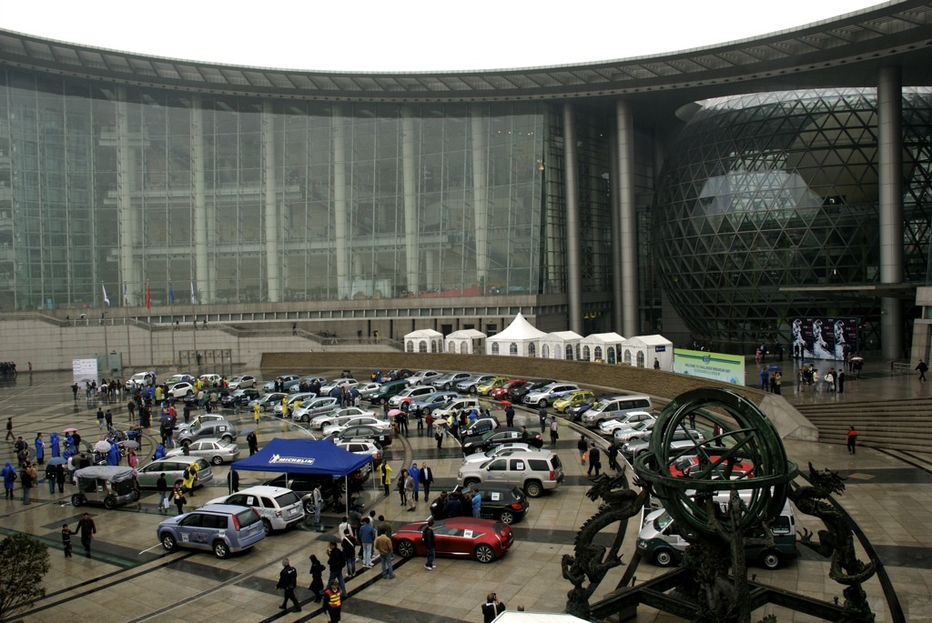 Az összes autó a Természettudományi és Technikai Múzeum gyönyörű épülete előtt
