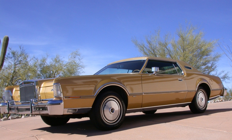 Kevesen tudják, hogy Leland a Cadillac márka egyik alapítója is - itt épp egy korai Cadillac előtt pózol