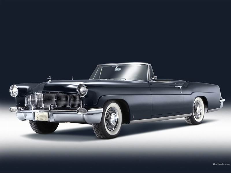 Kevesen tudják, hogy Leland a Cadillac márka egyik alapítója is - itt épp egy korai Cadillac előtt pózol
