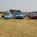 Milyen szép a háromféle kék egymás mellett. Mini Van den Plas, Porsche 356, Daimler Sovereign. Meg egy  – háááh, bocsánat, ásítottam – Mustang