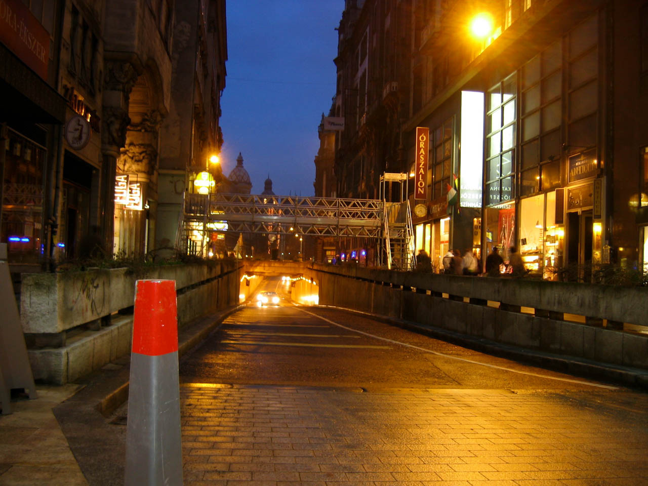 Ugyanaz az aluljáró, a Petőfi Sándor utca felől nézve. Lesznek itt még izgalmas pillanatok