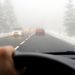 Ha csúszik és még köd is van, nagyobb követési távolságot kell tartani. Ezt csak néhány hét alatt szokják meg az autósok.