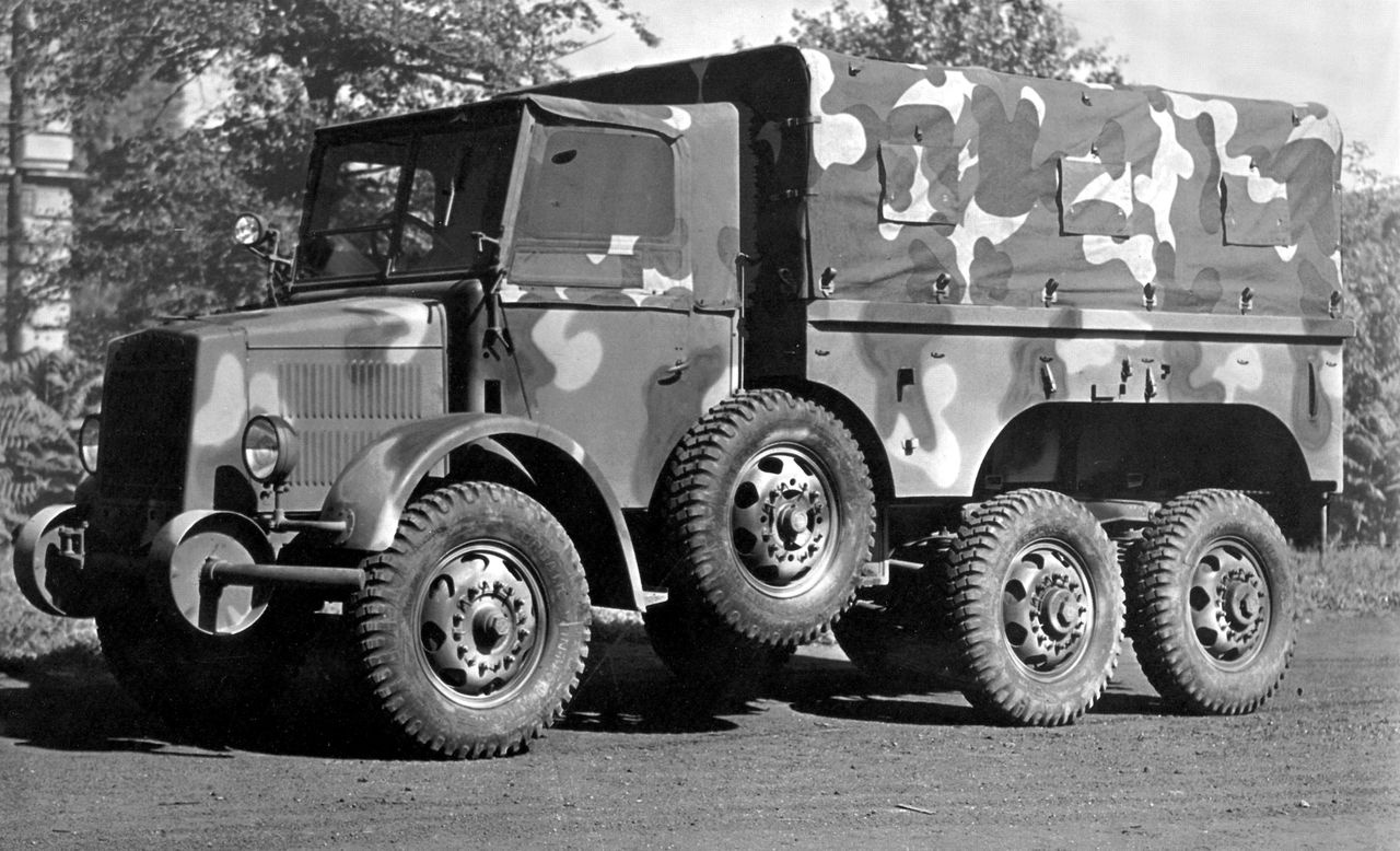 Számozott kincstári jelvény, Berán Nándor műve. A honvédségi járműveken és
 a harckocsikon volt rendszeresítve a húszas évek végétől kb. 1940-ig (Fotó: Collection Burányi)