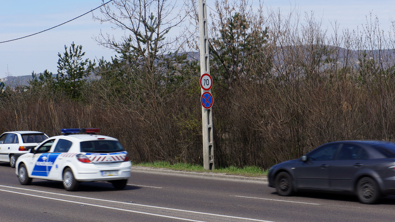 Ez az Egér út, Balatoni úti felhajtója. A távolban az M1-es és M7-es autópálya közös kivezetője. Egészen odáig hetven kilométeres sebességgel lehet haladni