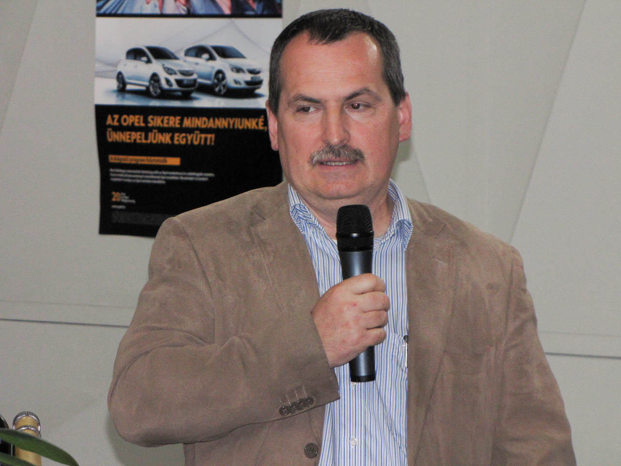 Kenyeres Gyula, a Flex-gyár igazgatója