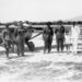 Az L2 Loretóban 1928. június 15-én. Kaszala Károly elmaradhatatlan cowboykalapjában, balra testvére, Kaszala István, jobbra a repülőtér parancsnoka, Della Martino (Fotó: Collection Burányi)