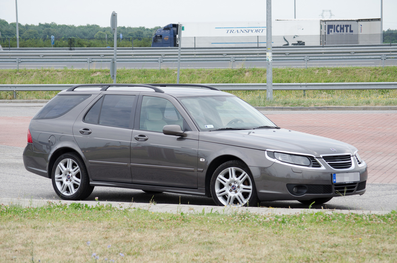Apró gesztus: két órányi autón támaszkodás után felügyelet mellett ugyan, de leülhettek a Saab utasai  
