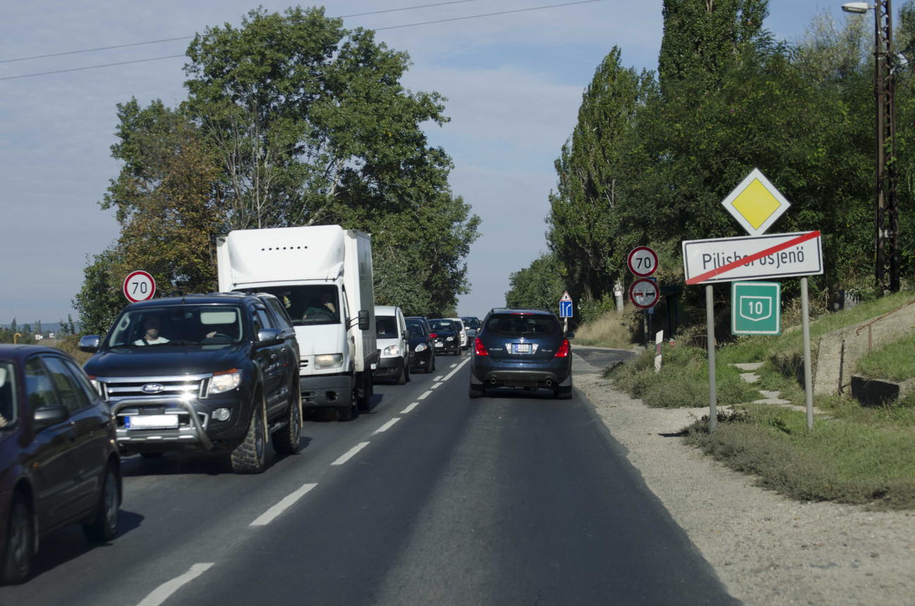 Másfél kilométerre a kereszteződéstől, Pilisborosjenő határán tömötten áll a sor – hétköznap délelőtt ez nem ritka